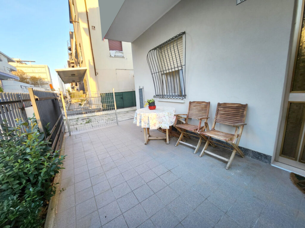 Ampio appartamento in bifamiliare a 50 mt dal mare