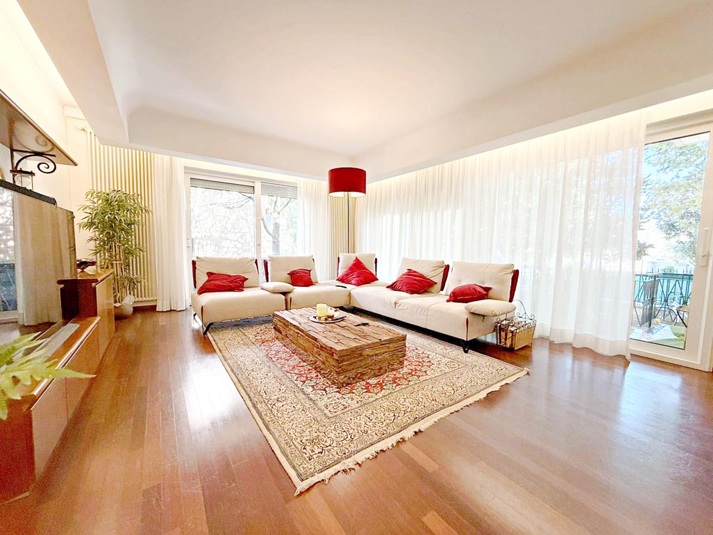 Ampio appartamento elegante con garage e taverna