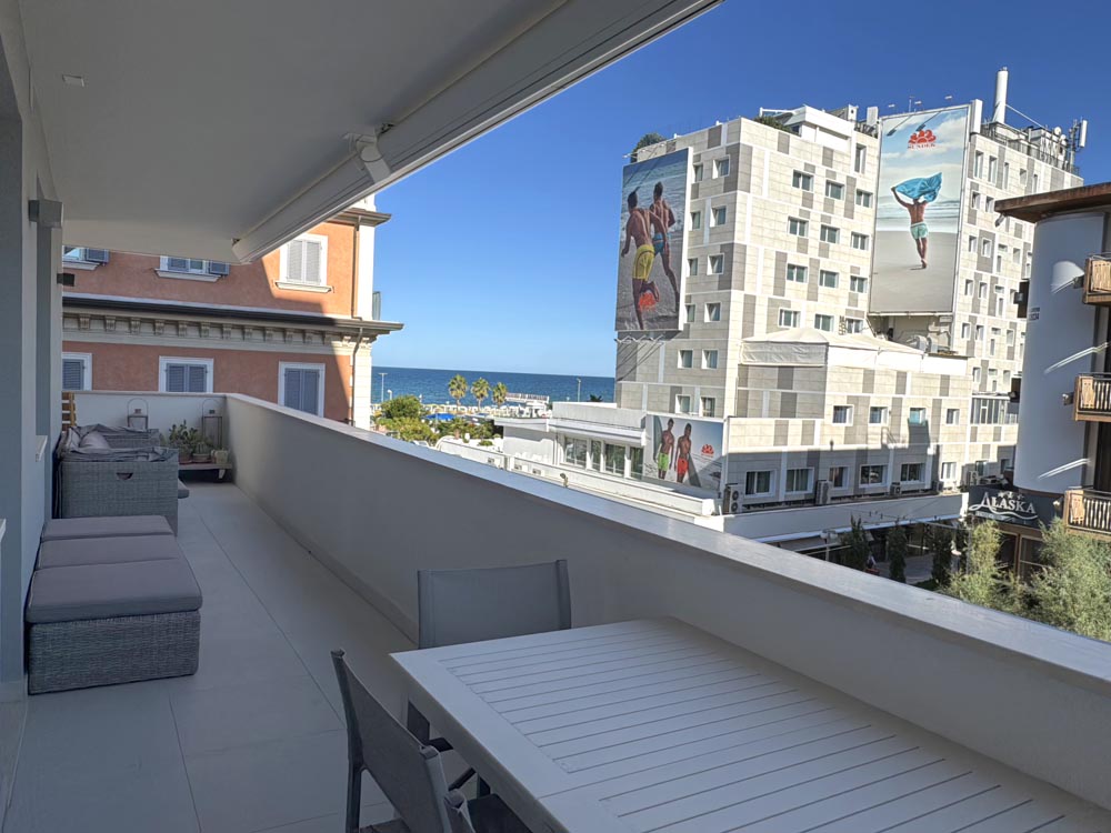 Appartamento viale Ceccarini vista mare