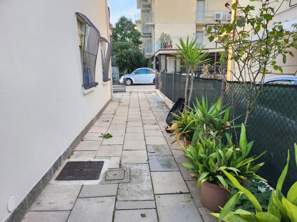 Ampio appartamento in bifamiliare a 50 mt dal mare