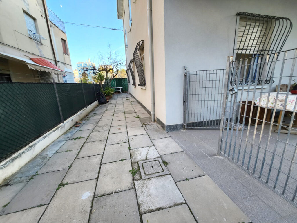 Ampio appartamento in bifamiliare a 50 mt dal mare