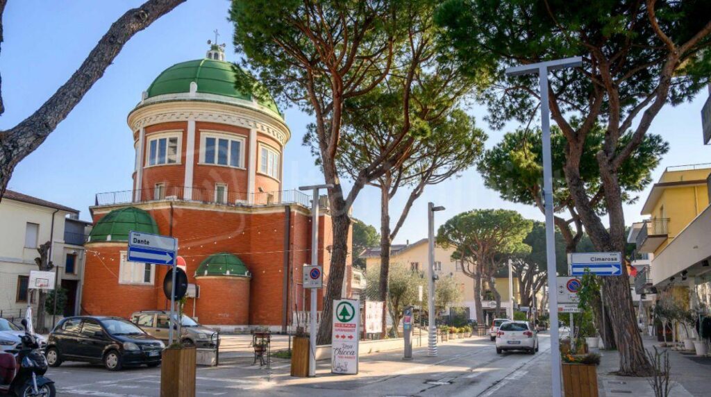 Negozio in affitto annuale Riccione Viale Dante